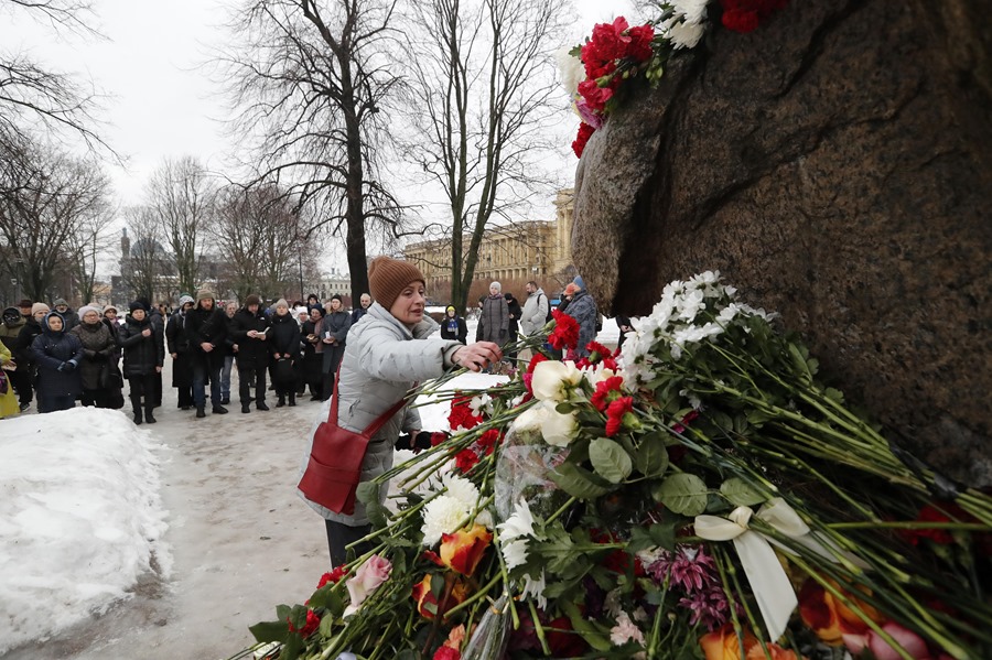 Homenaje a Alexei Navalni, hoy en San Petersburgo. EFE/EPA/Anatoly Maltsev