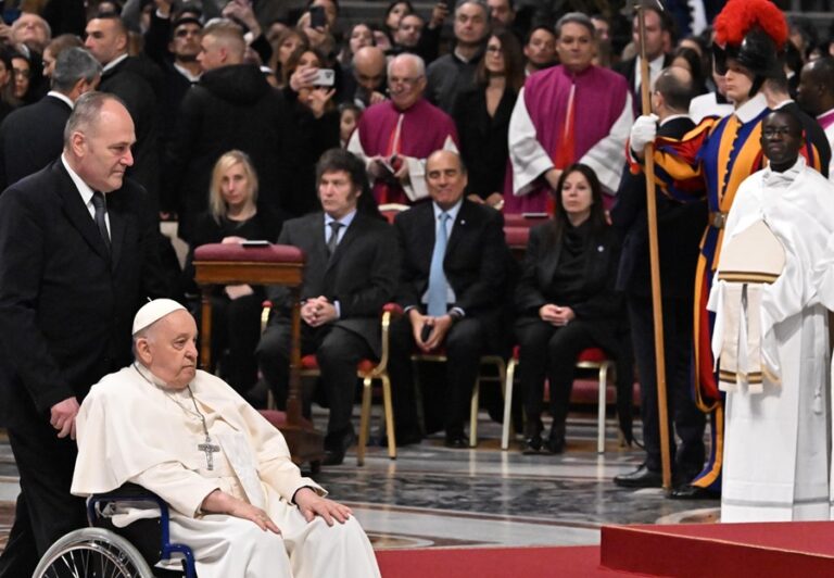 El papa canoniza a "Mama Antula", la primera santa argentina. EFE/EPA/CLAUDIO PERI