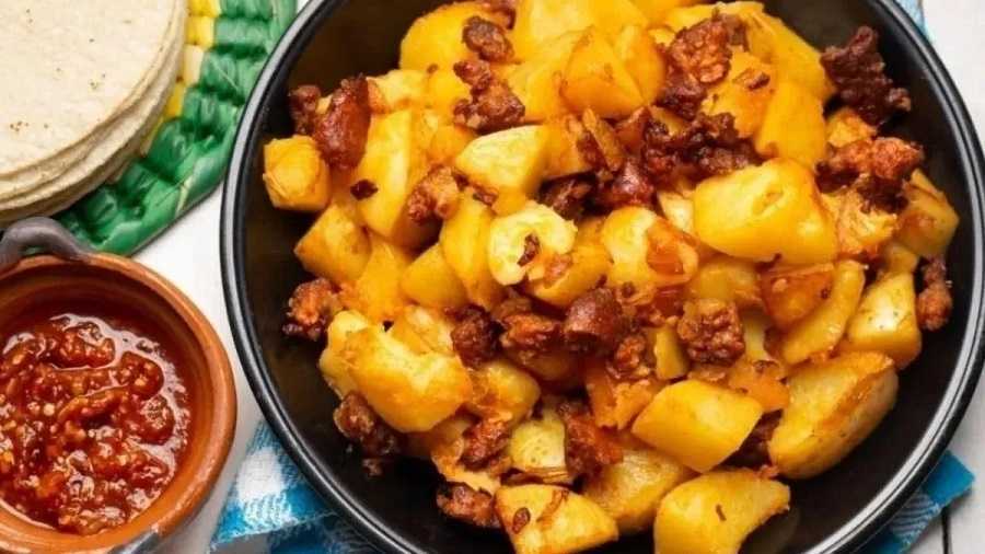 Papas con chorizo. Delicioso plato para un almuerzo en familia