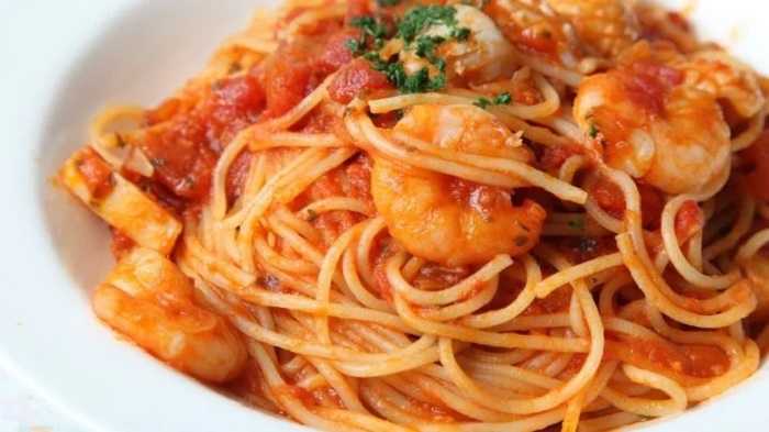 Pasta de camarones al vino tinto