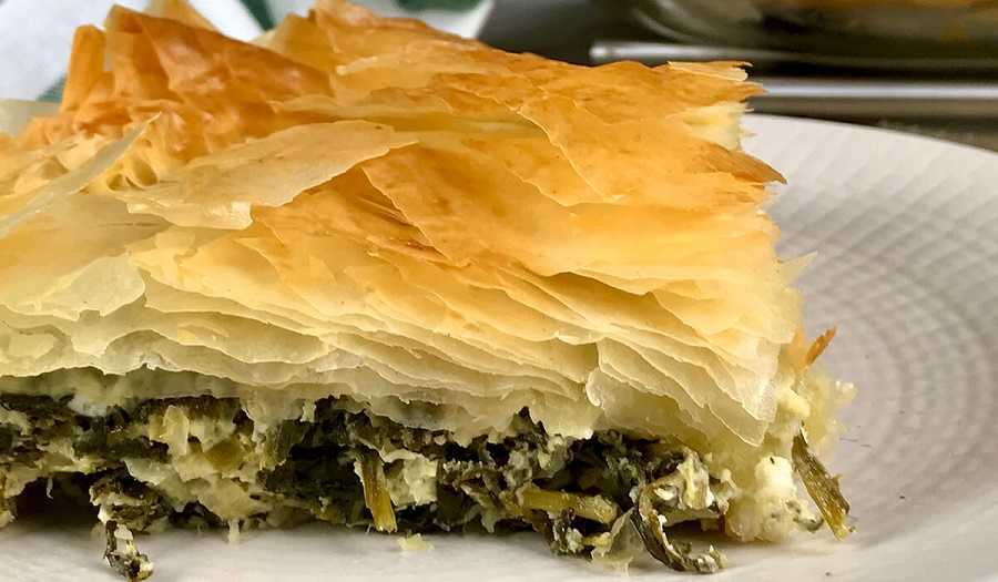 Pastelitos de queso y espinacas con tzatziki: plato para desayunar