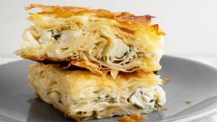 Pastelitos de queso feta y espinacas con salsa tzatziki