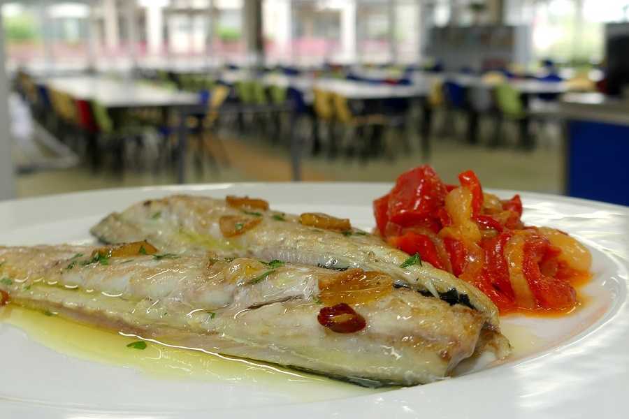 Pescado a la plancha con pimiento: rico plato para tu desayuno