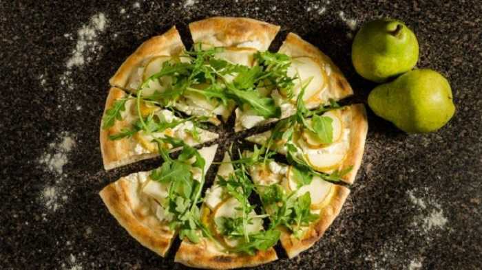Pizza de pera con queso de cabra