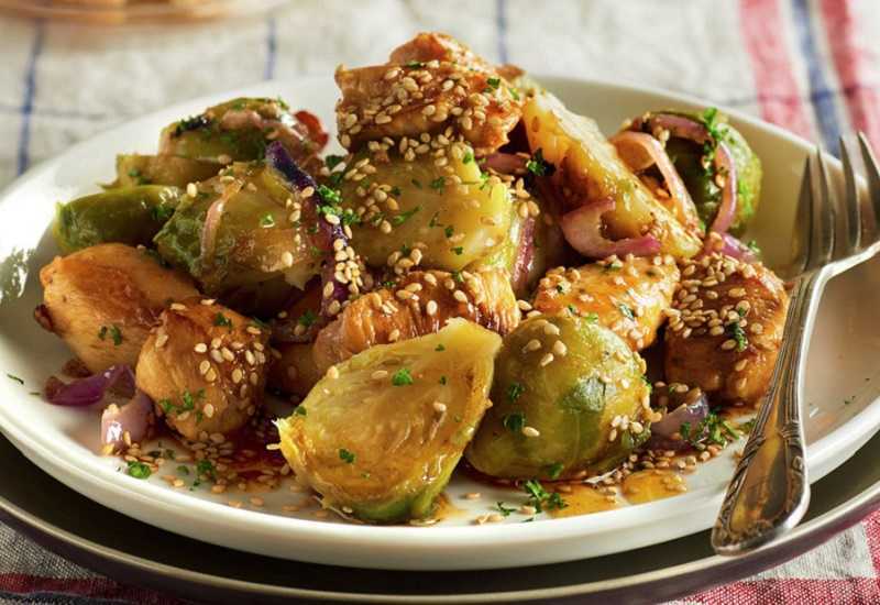 Pollo marinado con coles de Bruselas