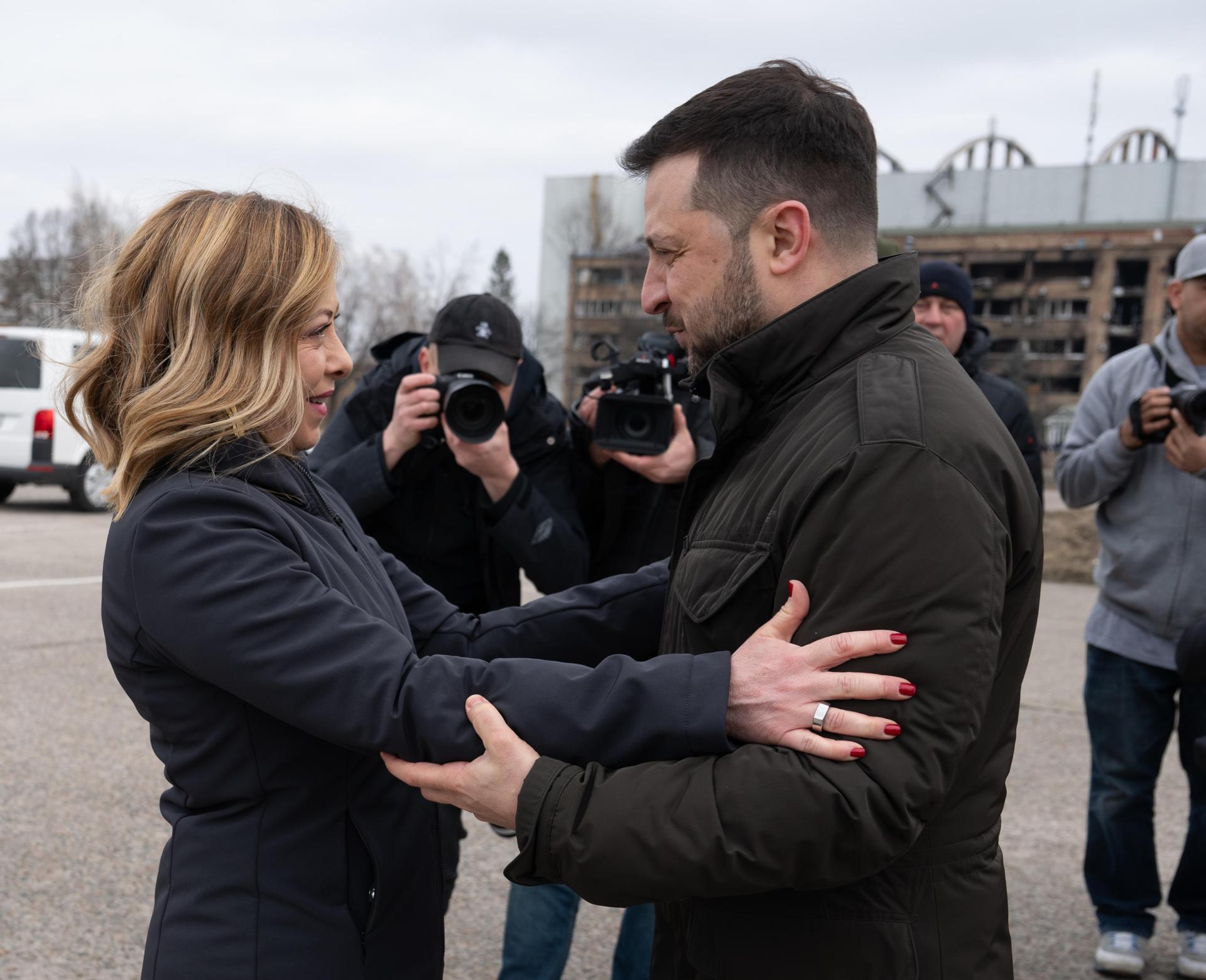 Fotografía proporcionada por la oficina de prensa del Gobierno italiano de la primera ministra italiana Giorgia Meloni (i) con el presidente ucraniano Volodymyr Zelensky. EFE/EPA/FILIPPO ATTILI