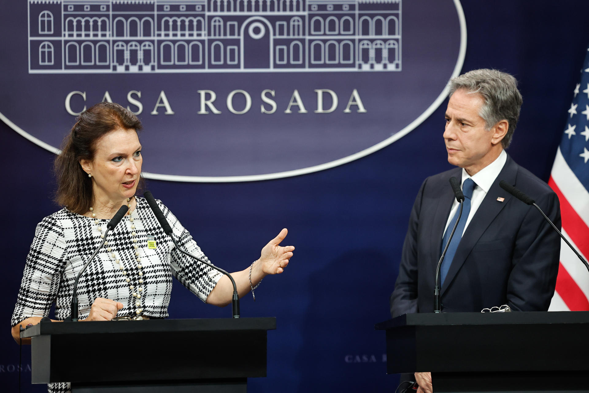 El secretario de Estado de Estados Unidos, Antony Blinken (d), escucha a su homóloga argentina, Diana Mondino (i), durante una rueda de prensa este viernes en la Casa Rosada (sede del Ejecutivo), en Buenos Aires (Argentina). EFE/ Juan Ignacio Roncoroni