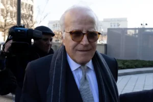 James Biden, hermano del presidente de EE.UU., Joe Biden, llega para una audiencia a puerta cerrada ante el Congreso estadounidense en el edificio de oficinas de la Casa O'Neill, en Washington. EFE/EPA/Michael Reynolds