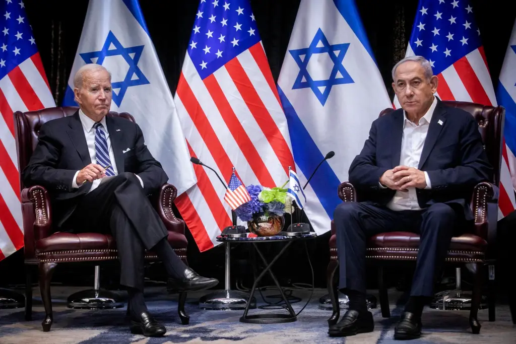 El presidente de EE.UU., Joe Biden (i) y el primer ministro de Israel, Benjamín Netanyahu (d), en Tel Aviv, el 18 de octubre de 2023. EFE/ Miriam Alster/Pool