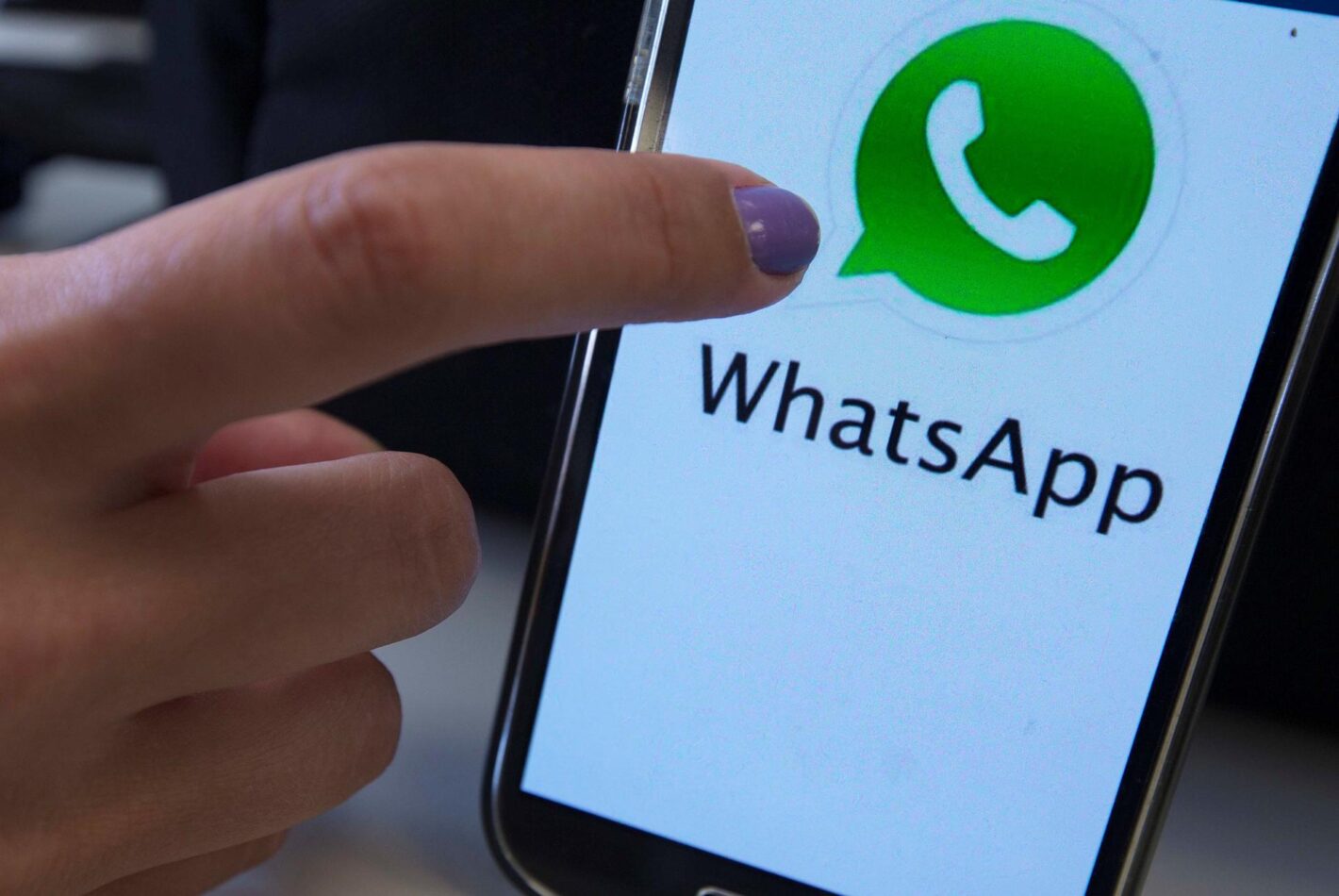 Una persona usa la aplicación de WhatsApp en su teléfono móvil. EFE/Marcelo Sayão