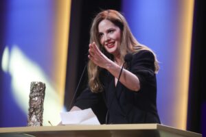 La directora de cine francesa Justine Triet, ganadora del César en dirección por la película 'Anatomía de una caída', en el teatro Olympia, en París (Francia). EFE/EPA/Teresa Suárez