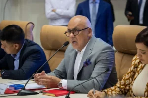 El líder del Legislativo, también jefe negociador del Gobierno en el diálogo con la oposición, destacó que nueve precandidatos presidenciales y representantes de 29 organizaciones políticas, varias de ellas intervenidas judicialmente, acudieron a la reunión, que calificó como “sumamente constructiva”.