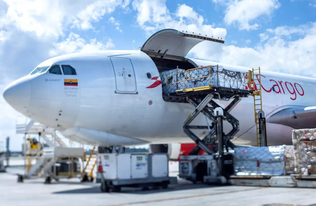 Un avión procedente de Colombia con flores es descargado en el almacén de carga de Avianca, en el Aeropuerto Internacional de Miami, Florida (EE.UU.). EFE/EPA/Cristobal Herrera-Ulashkevich