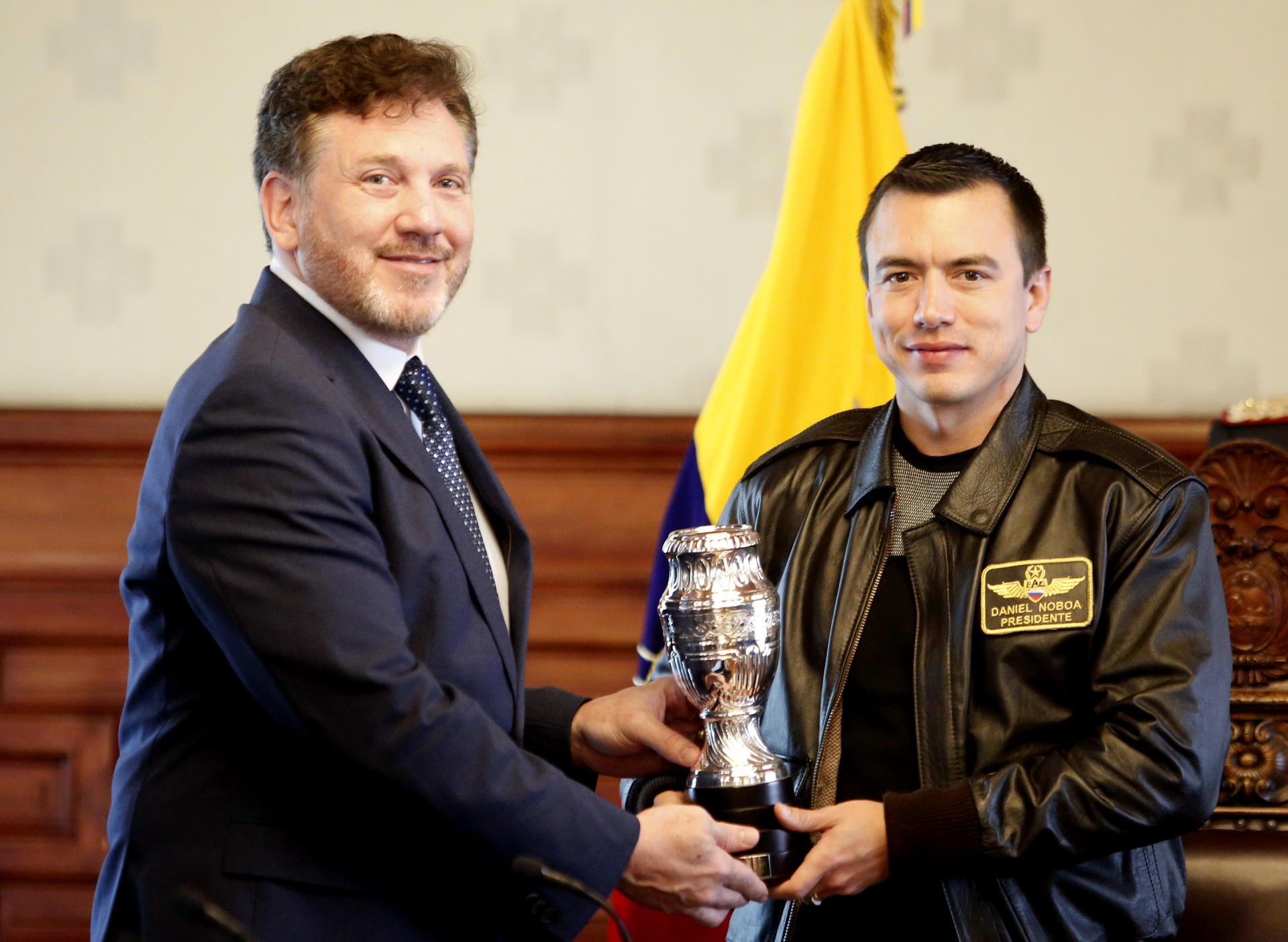 Fotografía cedida por la Presidencia de Ecuador del presidente de Ecuador Daniel Noboa (d) posando con el presidente de la Conmebol Alejandro Domínguez este jueves, en Palacio de Carondelet en Quito (Ecuador). EFE/ Presidencia de Ecuador