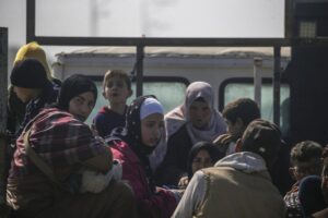 Palestinos viajan en la parte trasera de un camión a lo largo de la carretera Al Rashid, al sur de la ciudad de Gaza. EFE/EPA/Mohammed Saber