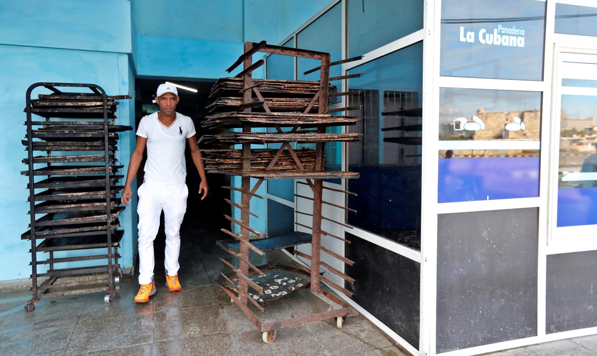Fotografía del archivo que muestra a un rabajador en una panadería, en La Habana, Cuba. EFE/Ernesto Mastrascusa