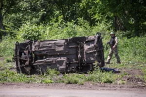 Un soldado pasa junto a un vehículo dañado en Ucrania, en una fotografía de archivo. EFE/Esteban Biba