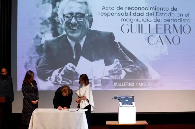 Ana María Busquets de Cano, viuda del periodista y director del Diario El Espectador Guillermo Cano, firma el acuerdo para el cumplimiento de las recomendaciones emitidas por la Comisión Interamericana de Derechos Humanos en el informe relativo al caso Guillermo Cano Isaza, durante un acto de reconocimiento, hoy en Bogotá (Colombia). EFE/ Mauricio Dueñas Castañeda