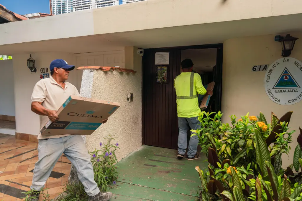 Personas ingresan materiales de construcción a la Embajada de Nicaragua para presuntos acondicionamientos para el expresidente de Panamá (2009-2014) Ricardo Martinelli este 9 de febrero de 2024, en Ciudad de Panamá (Panamá). EFE/Walter Hurtado