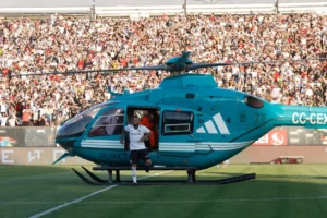 El centrocampista chileno Arturo Vidal aterriza en helicóptero durante su presentación como nuevo jugador de Colo Colo, hoy, en el estadio Monumental, en Santiago (Chile). EFE/ Elvis Gonzalez