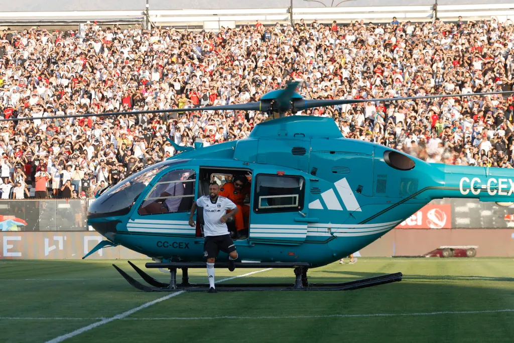 El centrocampista chileno Arturo Vidal aterriza en helicóptero durante su presentación como nuevo jugador de Colo Colo, hoy, en el estadio Monumental, en Santiago (Chile). EFE/ Elvis Gonzalez