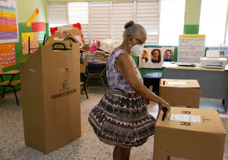 Ciudadanos ejercen su voto durante las elecciones municipales, hoy domingo en Santo Domingo (República Dominicana). EFE/ Orlando Barría