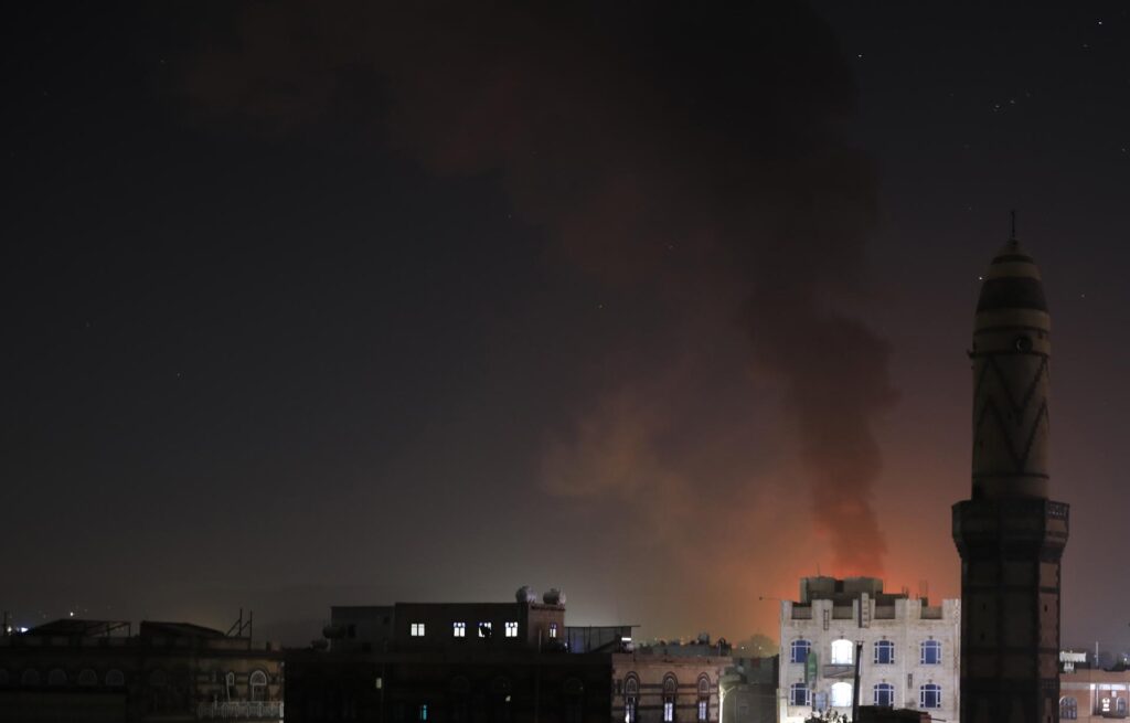 Humo se eleva desde una posición hutí tras los ataques de Estados Unidos y el Reino Unido en Saná (Yemen). EFE/EPA/Yahya Arhab