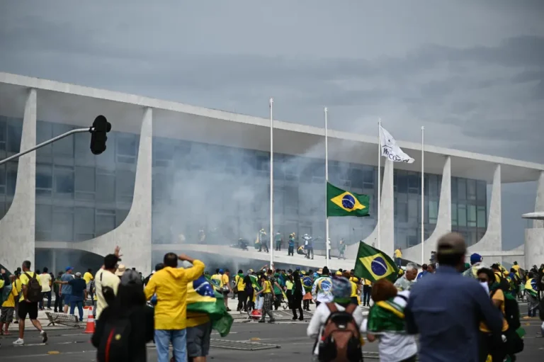 Manifestantes contra los resultados electorales y el Gobierno de Lula da Silva invaden el Congreso Nacional, el Supremo Tribunal Federal y el Palacio del Planalto, sede de la Presidencia de la República, el 8 de enero de 2023, en Brasilia (Brasil). EFE/André Borges