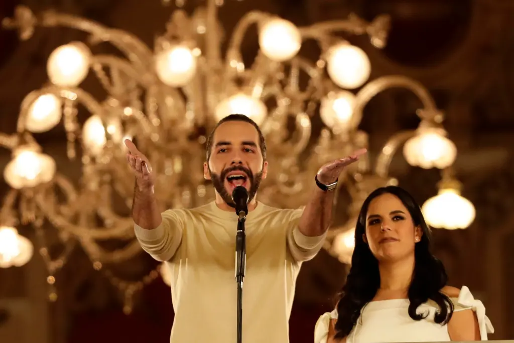 El actual presidente y ganador de la reelección de El Salvador, Nayib Bukele, junto a su esposa Gabriela Rodríguez, en una fotografía de archivo. EFE/ Bienvenido Velasco