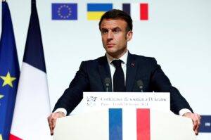 El presidente de Francia, Emmanuel Macron, habla durante una conferencia de prensa en el Palacio del Elíseo, en París (Francia). EFE/EPA/Gonzalo Fuentes/Pool