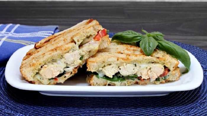 Sándwich de pollo con pesto y queso provolone rico para desayunar