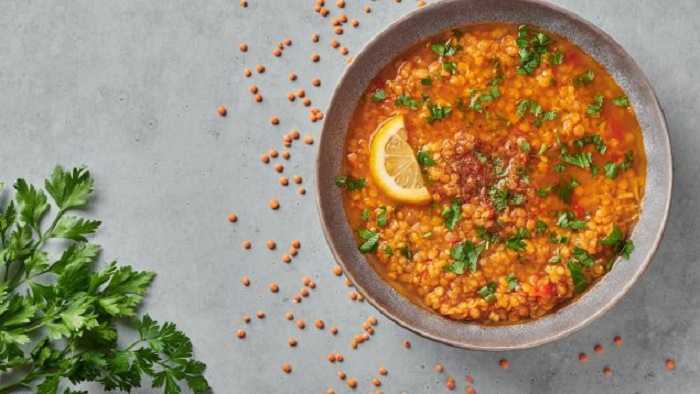 Sopa de lentejas rojas y coco con cilantro