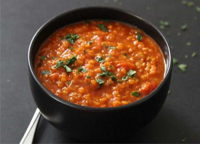 Sopa de lentejas rojas y coco con cilantro: rico para almorzar