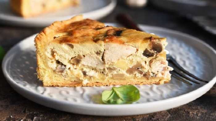 Tarta de frutas con crema de pistachos y almendras caramelizada