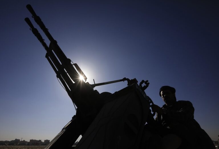 Un miembro de una tribu leal a los hutíes maneja una ametralladora en Saná, Yemen. EFE/EPA/Yahya Arhab