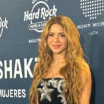 La cantante colombiana Shakira posa en la alfombra del evento de lanzamiento de su último álbum de estudio en el Hard Rock Hotel en Hollywood, en las afueras de Miami, Florida (EE.UU.). EFE/ Alicia Civita