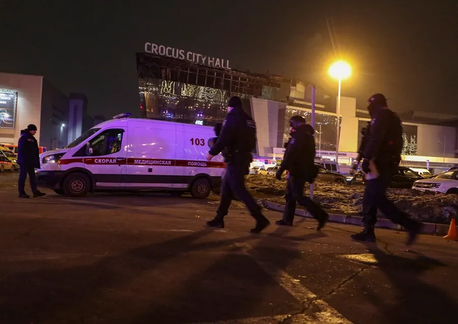 Policías rusos controlan el territorio alrededor de la sala de conciertos Crocus City Hall quemada tras un tiroteo en Krasnogorsk, en las afueras de Moscú, Rusia. EFE/EPA/MAXIM SHIPENKOV