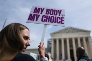 Defensores de la píldora para abortar con mifepristona muestran mensajes afuera de la sedel del Tribunal Supremo de EE.UU., este 26 de marzo de 2024, en Washington. EFE/ Will Oliver