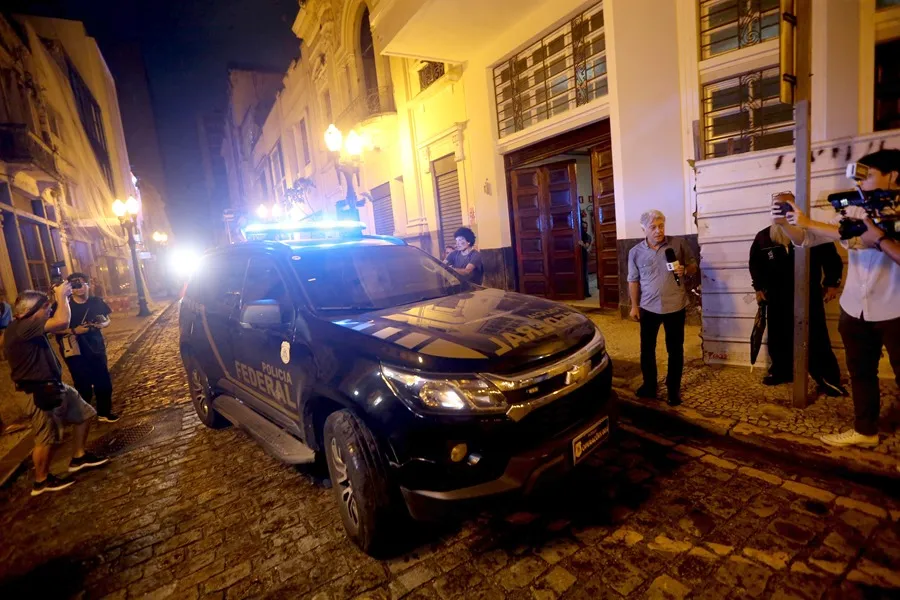 Fotografía que muestra el vehículo de la policía donde es transportado el exfutbolista Robson de Souza 'Robinho'. EFE/ Guilherme Dionizio