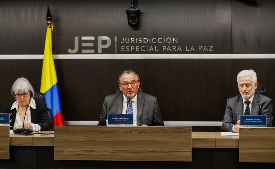 El presidente de la Jurisdicción Especial para la Paz (JEP), magistrado Roberto Vidal (c), habla junto a la presidenta de la sección de apelación de la JEP, magistrada Patricia Linares (i) y el magistrado de la sección de apelación de la JEP, Rodolfo Arango (d). EFE/ Carlos Ortega