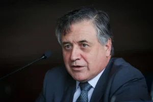 AME1703. MONTEVIDEO (URUGUAY), 30/11/2021.- El ministro de Industria, Energía y Minería de Uruguay, Omar Paganini, habla hoy durante el lanzamiento de la alianza Newlab Studios, que fomentará la innovación en los sectores productivos uruguayos, en Montevideo (Uruguay). Empresarios y altos funcionarios lanzaron este martes NewLab Studios Uruguay, una alianza público-privada para fomentar la innovación mediante la conexión de los sectores productivos al mundo. EFE/Raúl Martínez