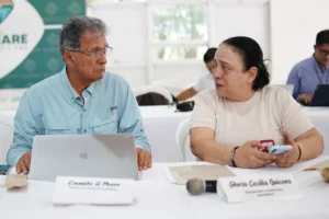 Fotografía cedida por la oficina del Alto Comisionado para la Paz que muestra al jefe negociador del Gobierno, Camilo González Posso (i), junto la negociadora Gloria Cecilia Quiceno (d), este domingo en San José del Guaviare (Colombia). EFE/ Oficina del Alto Comisionado para la Paz