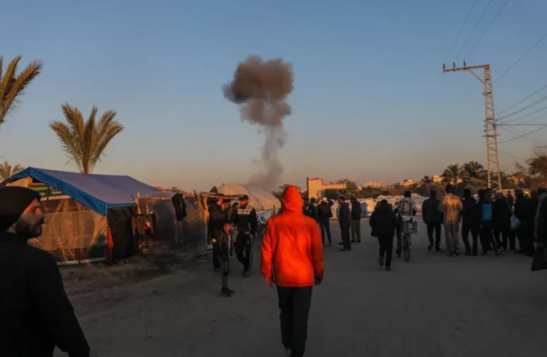 El humo se eleva tras un ataque aéreo israelí en la ciudad de Deir Al Balah, en el centro de la Franja de Gaza. EFE/EPA/Mohammed Saber