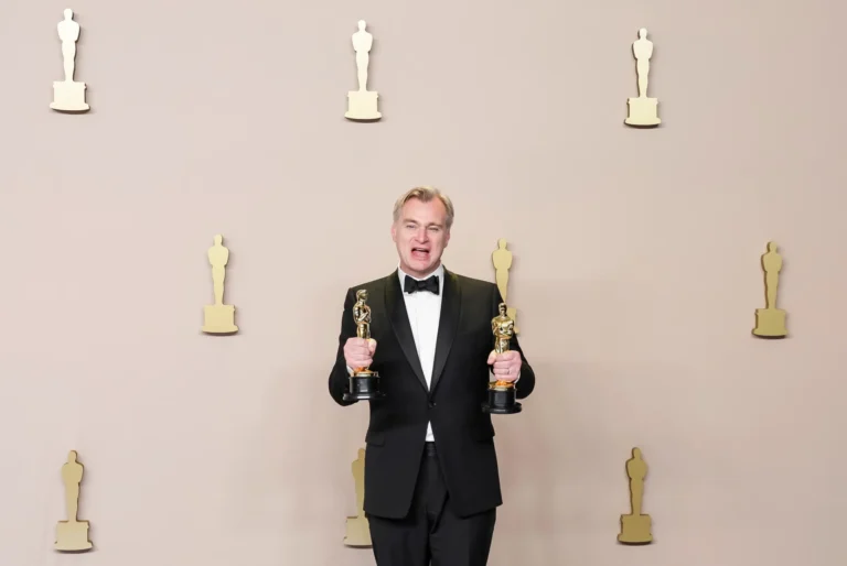 Christopher Nolan, ganador del Óscar a mejor director y mejor película por 'Oppenheimer', posa durante la 96 edición de los Premios de la Academia. EFE/EPA/Allison Dinner