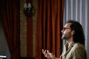 El artista argentino Diego Torres durante su entrevista con la Agencia EFE. EFE/ Javier Lizón