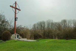 Una cruz de metal en una pradera del antiguo campo de concentración y trabajos forzados alemán de Plaszów. EFE/Miguel Ángel Gayo