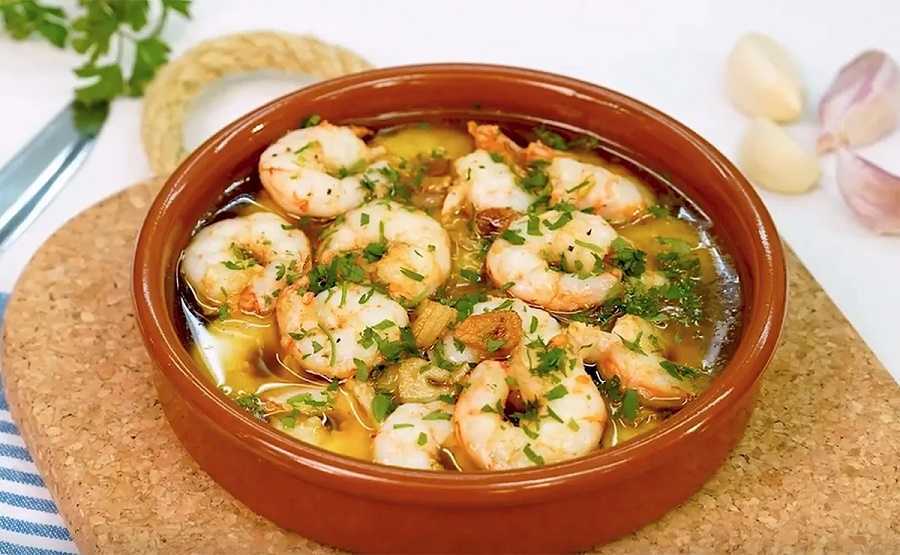 Gambas al ajillo con torreznos: prepara este sabroso plato