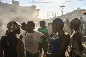 Varias personas se concentran en una calle donde se hallaron varios cadáveres en Puerto Príncipe (Haití). . EFE/ Johnson Sabin