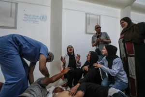Imagen de archivo de familiares palestinos que lloran a sus muertos en un ataque israelí en el hospital Al Shifa de la ciudad de Gaza. EFE/EPA/Mohammed Saber