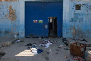 Fotografía de la entrada de la prisión nacional este lunes, en Puerto Príncipe (Haití). EFE/ Johnson Sabin